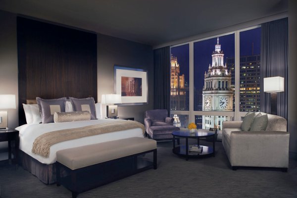 Trump-International-Hotel-e-Tower-Chicago-Guestroom-Shot-with-Clock-Tower